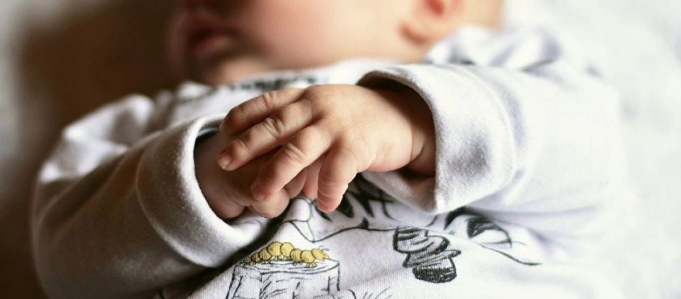 Κορωνοϊός: Στη Βρετανία η πιο νέα ασθενής που νίκησε την ασθένεια (βίντεο)